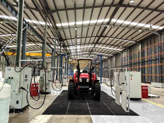 奮戰(zhàn)雙過半 中國一拖建造的剛果 布 首個拖拉機(jī)廠通過驗收